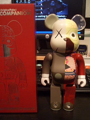 ÀÄ»³¥ª¥ê¥¸¥Ê¥ë¥Õ¥§¥¤¥¯KAWS OF COMPANION¿ÍÂÎÌÏ·¿¥Ù¥¢¥Ö¥ê¥Ã¥¯400%